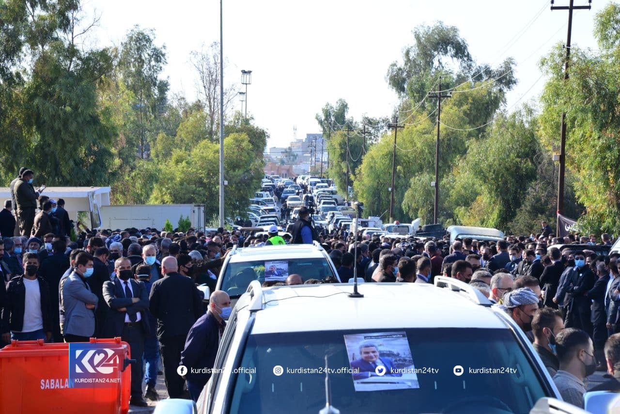 بەوێنە... هەزاران هاووڵاتی لە چاوەڕوانیی تەرمی فرسەت سۆفیدان 